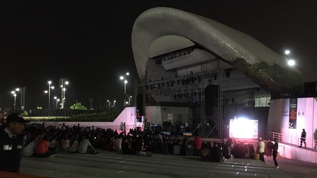 El show, que estaba previsto para las 20:30, no empezaba y la mayoría de asientos de Concha Acústica del Parque Samanes, en especial en la zona VIP, estaban vacíos.