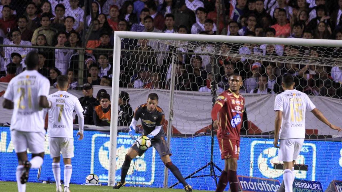 El golero tiene una estrategia bien marcada en el campo de juego: direcciona a sus compañeros de la zaga.