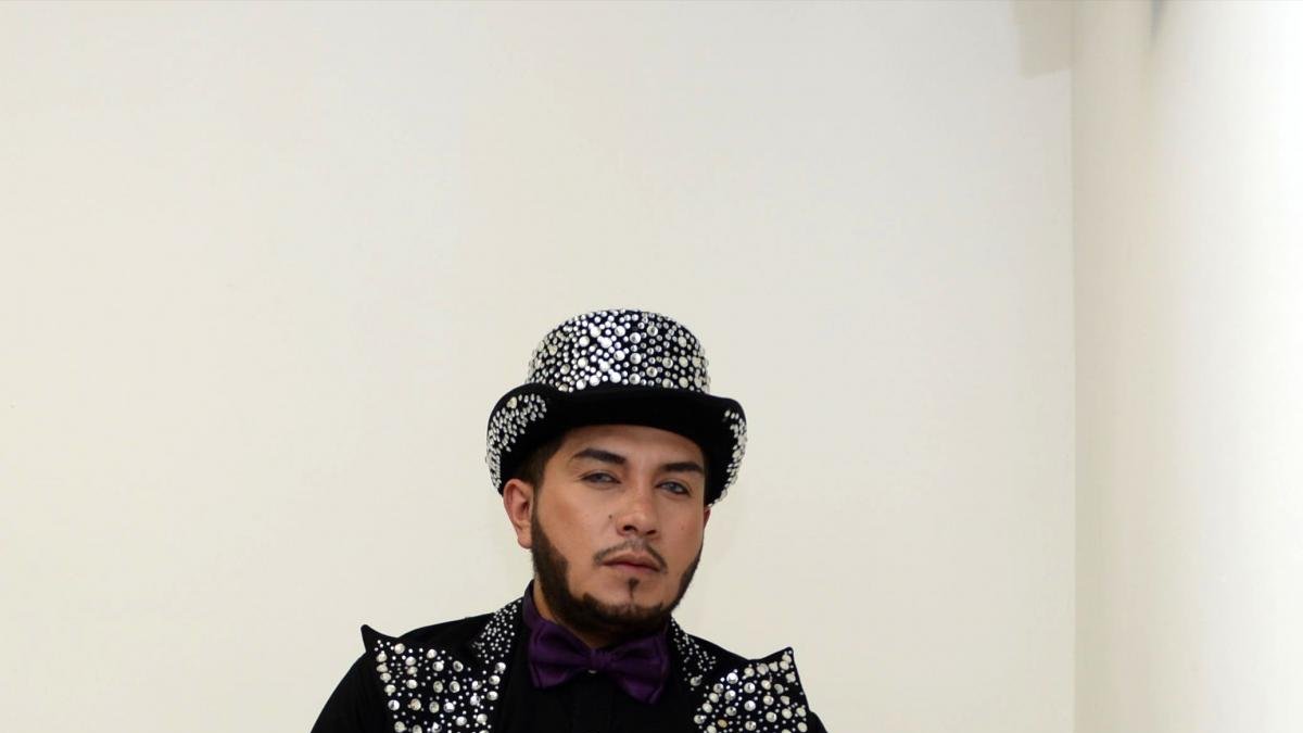 El animador de eventos siempre utiliza un sombrero que llama la atención en su vestuario.