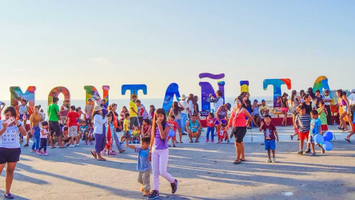 El mirador cuenta con letras corpóreas con la palabra Montañita.