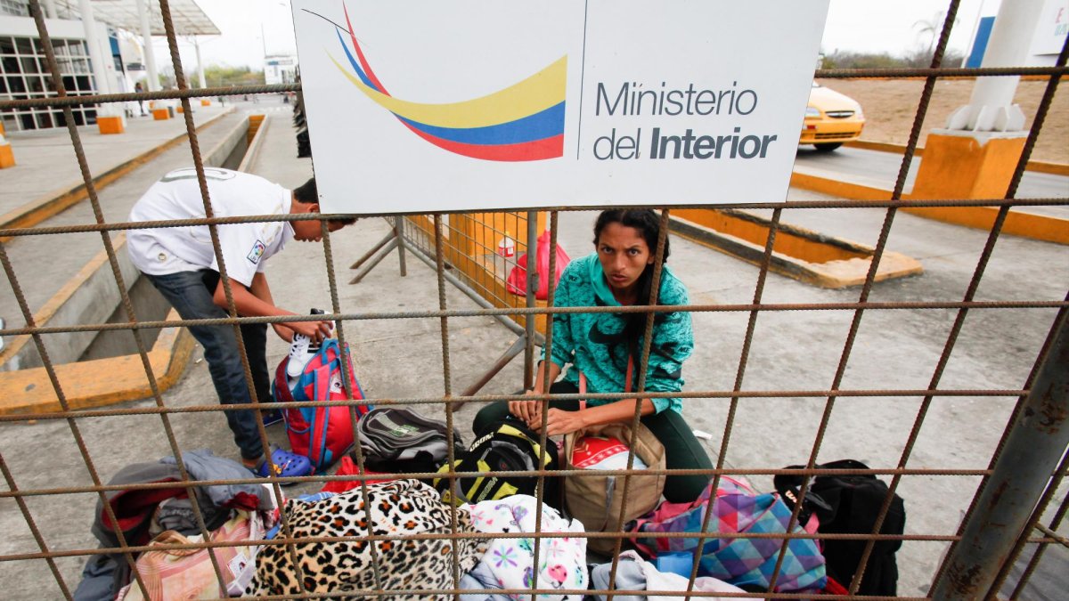 Algunos migrantes que no alcanzaron a pasar ahora apuntan a pedir refugio en Perú. Otros no saben qué hacer y continúan en las respectivas sedes migratorias.