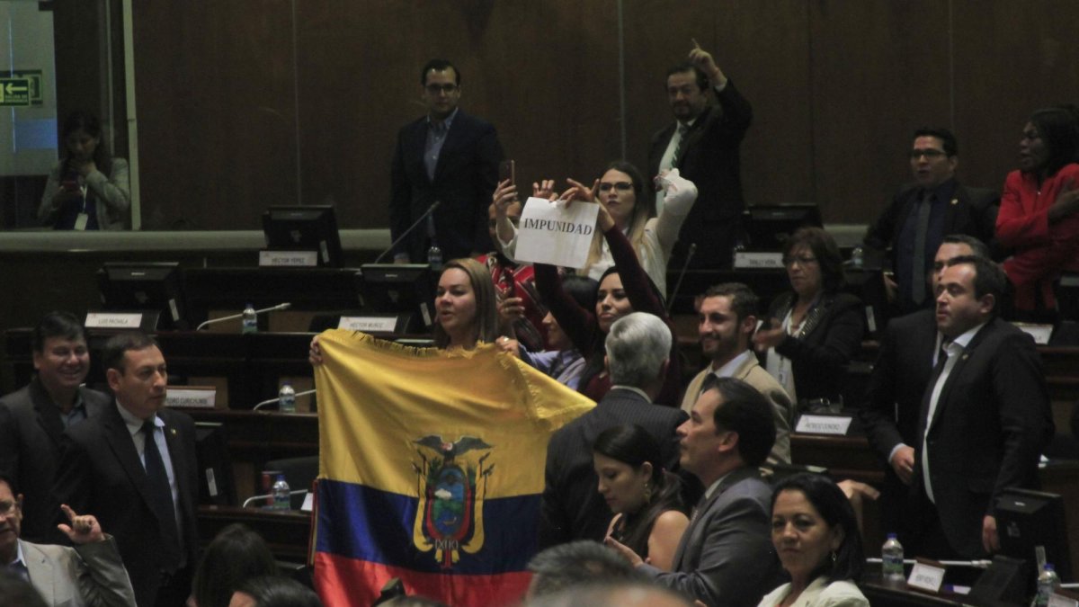 Asambleístas muestran su apoyo al expresidente Correa.