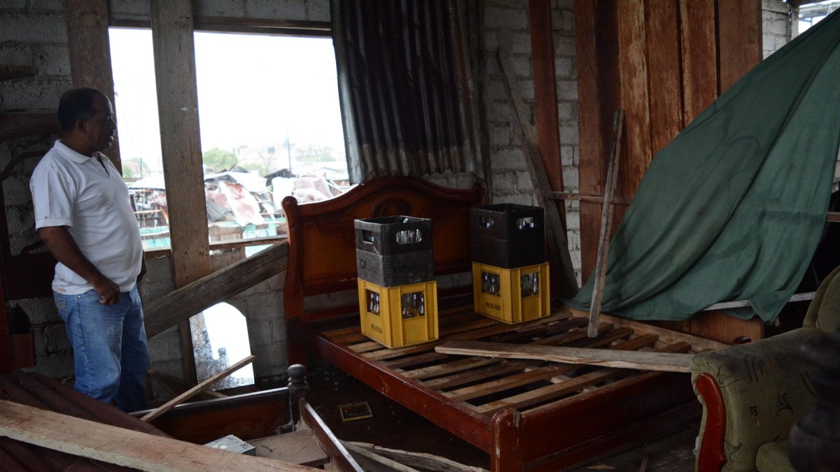 Felipe Sánchez se quedó en su casa para cuidar sus cosas. Temen que les roben lo  poco que les queda después del ataque.