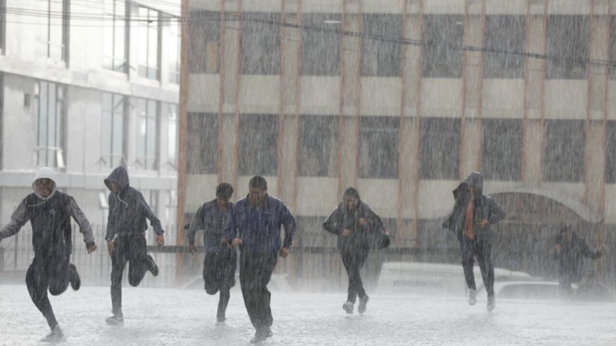 La capital amaneció con una lluvia persistente que ocasionó un terrible tráfico en distintas zonas. Quito está a 9 o 10 grados de temperatura.
