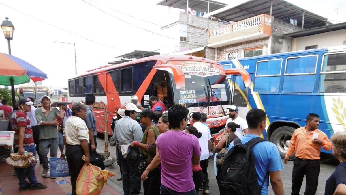 Desde las cinco de la mañana varias personas hacen fila para subirse a las líneas de otras cooperativas.