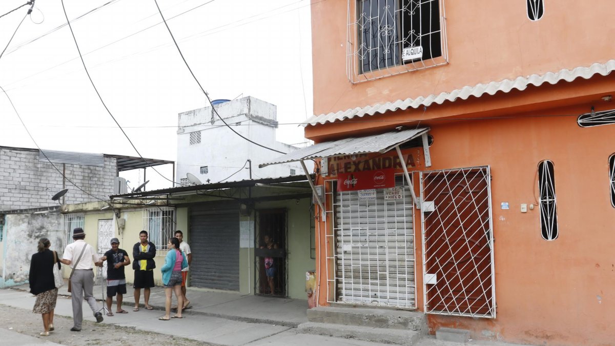Los vecinos de la víctima estaban consternados. Su tienda permanecía cerrada.