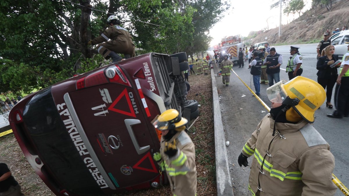 Al lugar acudieron personal de la Comisión de Tránsito del Ecuador (CTE), Policía Nacional, Cuerpo de Bomberos, entre otros.