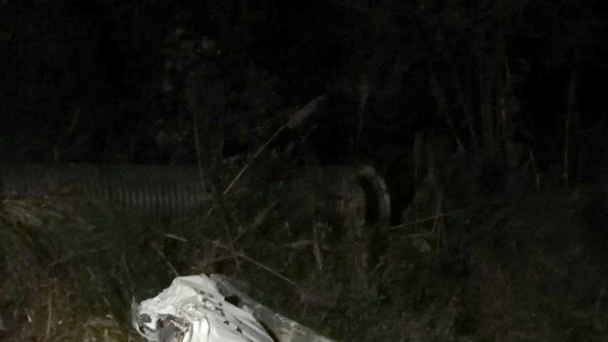 Dos hombres resultaron heridos tras el accidente, registrado en la madrugada del miércoles.