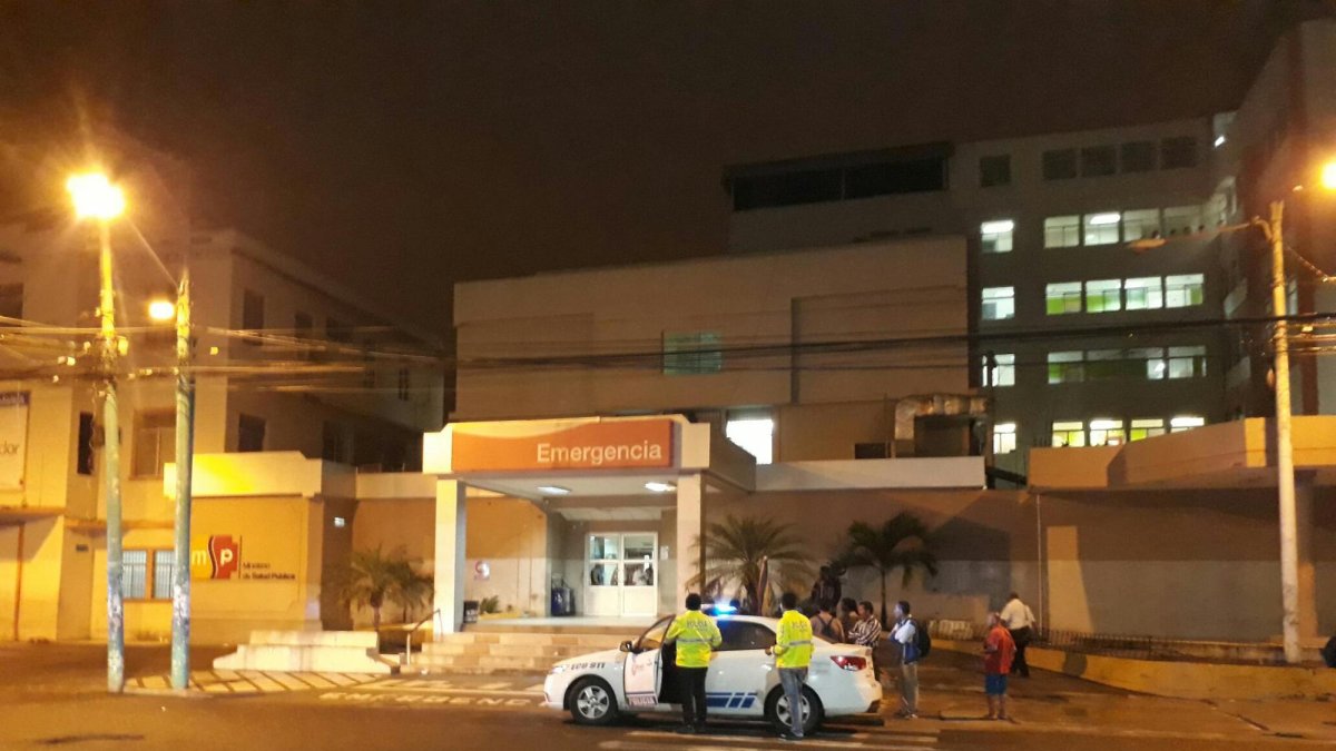En el hospital se confirmó la muerte del joven.