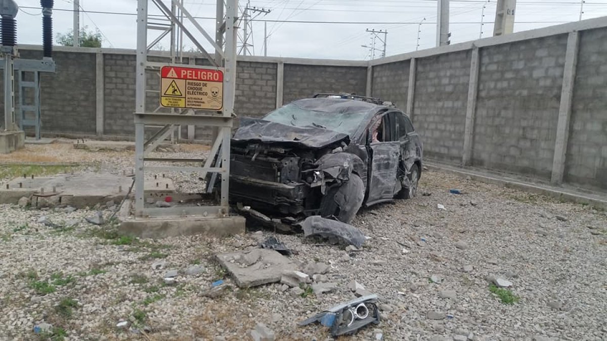 Los ocupantes del carro salieron ilesos.