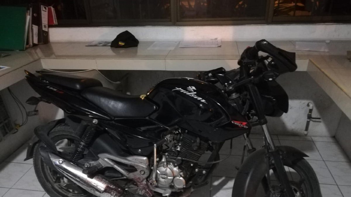 Los delincuentes dejaron abandonada moto y armas.