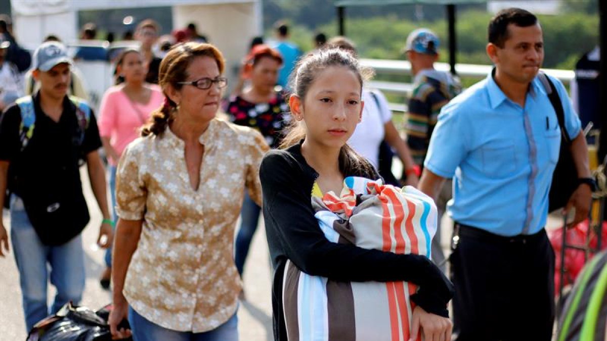 Unos 35.000 venezolanos pasan diariamente este puente para suplir la escasez de alimentos, medicamentos y otros productos de primera necesidad que sufren.