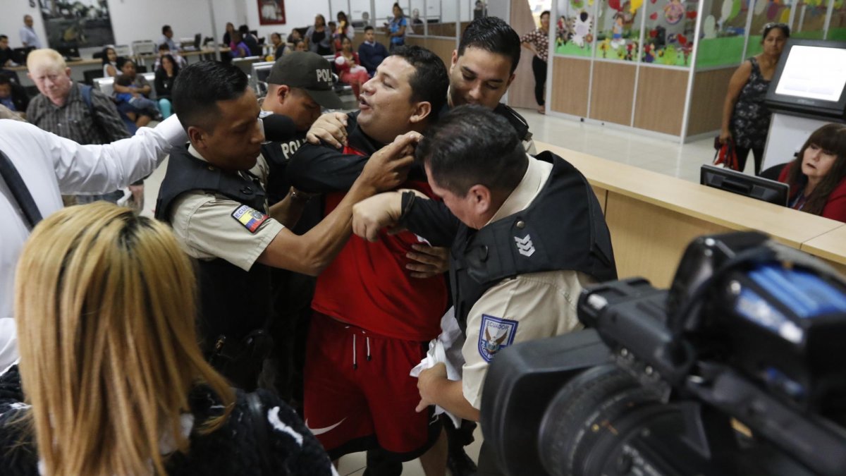 Jhonny Toala forcejeó con los policías. Se resistía al arresto.