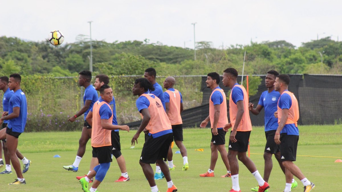 Entrenamiento eléctrico. Alfredo Arias cambió su dibujo táctico ante las dos bajas y diseñó un 11 más ofensivo.