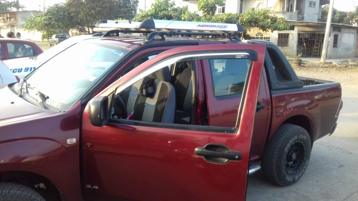 La camioneta de la pareja afectada, luego de ser abordados por una moto.