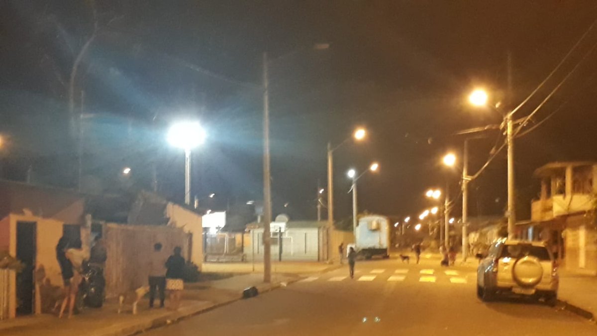 Personas esperan en fuera de sus casa.