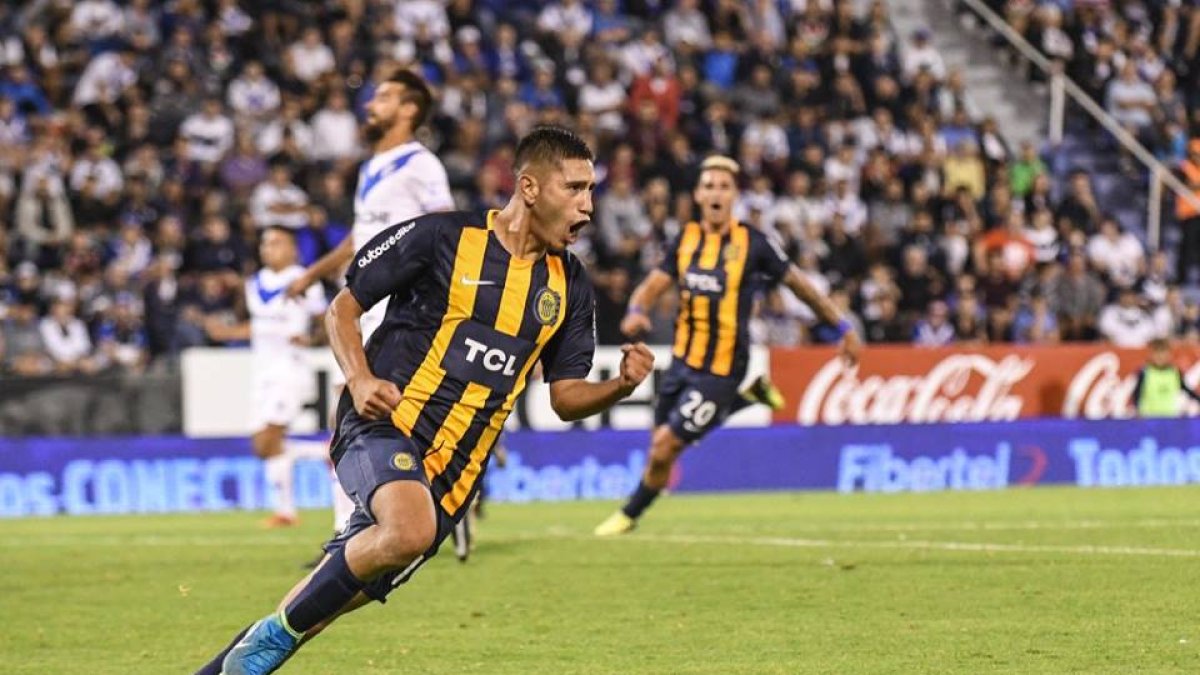 López Pissano juega de enganche o de volante interior por izquierda y es una de las promesas del equipo Canalla.