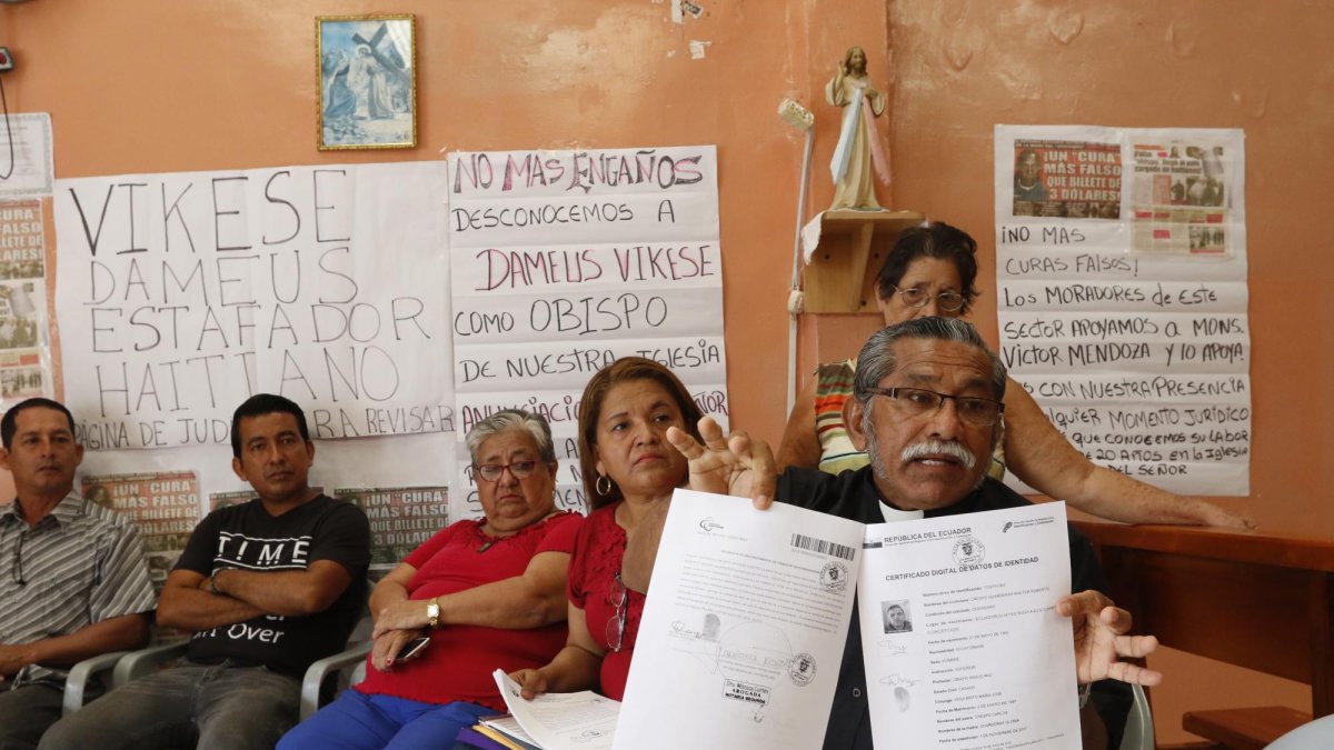 El  párroco Víctor Mendoza , acompañado de feligreses mostró los documentos donde consta que fue separado de la Iglesia.