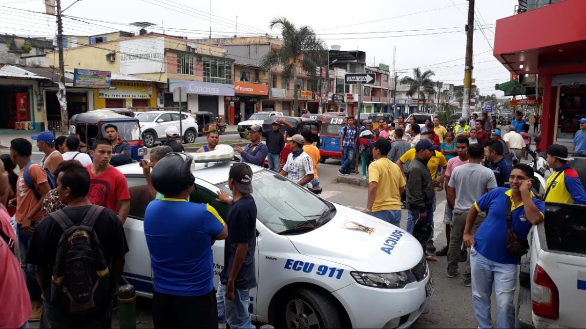 En La Concordia, decenas de personas se congregaron en los exteriores del destacamento policial.
