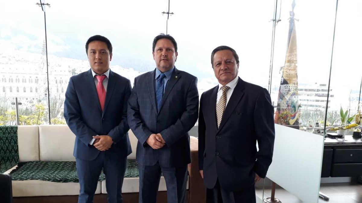 Santiago Uribe, Enrique Ponce De León y un representante de la Universidad Indoamérica / EXTRA