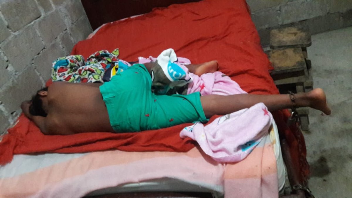 Desde hace un año, Luis (nombre protegido) consume base de cocaína. Él le dijo a su madre que un amigo le hizo probar el estupefaciente y en adelante no ha podido alejarse del consumo.