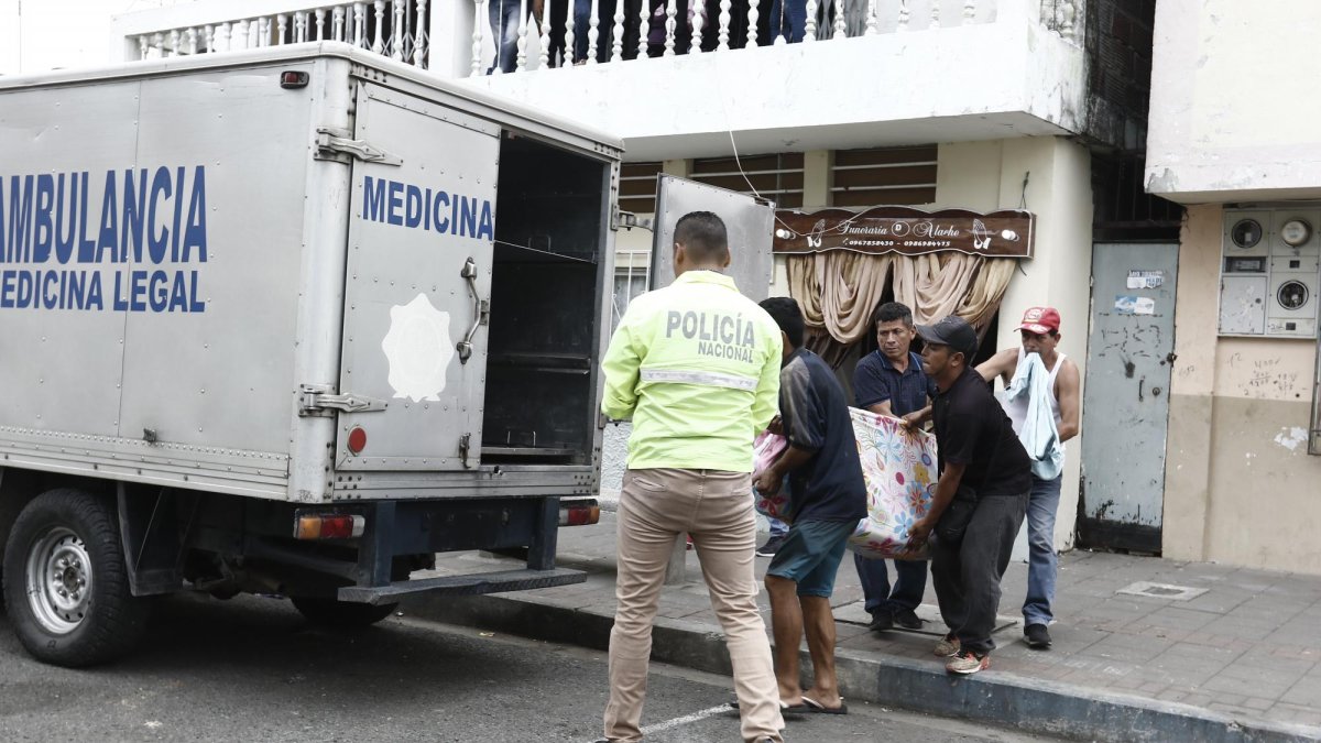La mañana de ayer, agentes de Delitos Contra la Vida (Dinased) retiraron el cadáver del velorio.