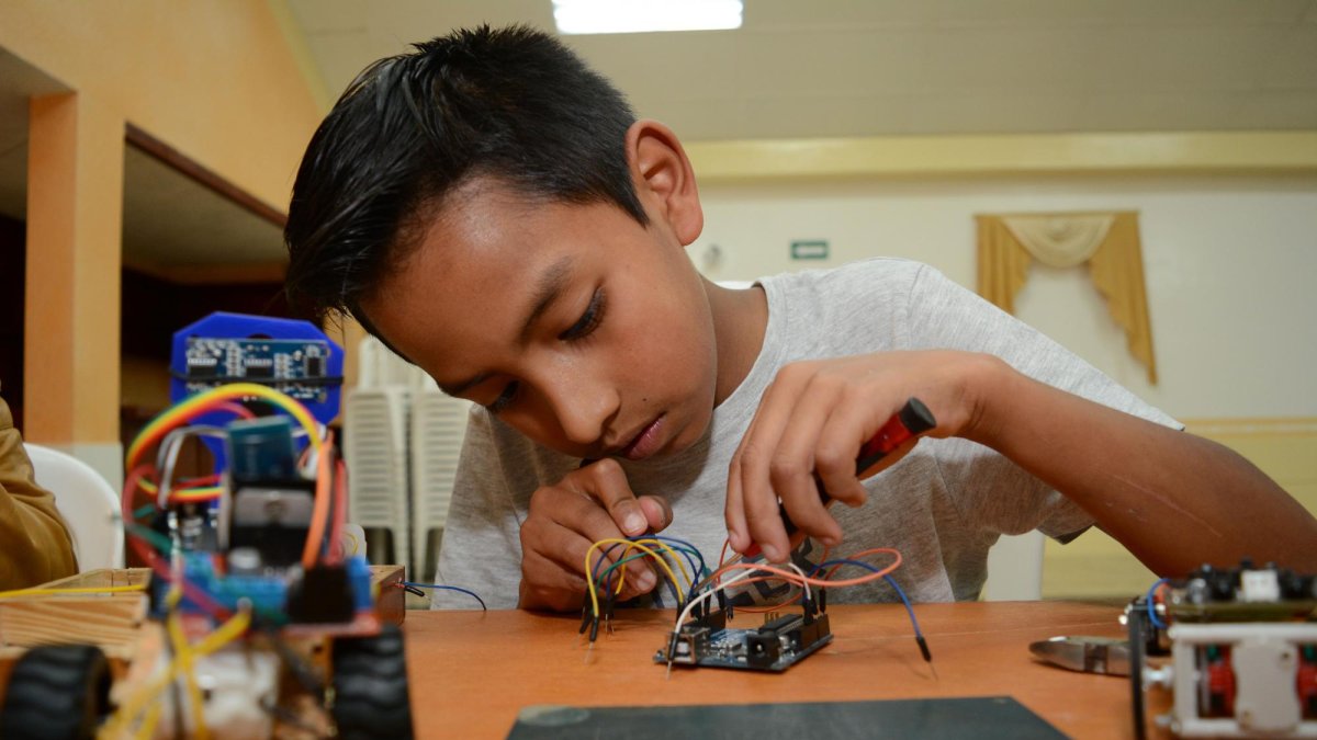 Jóvenes podrán dar vida a robots en un curso vacacional.