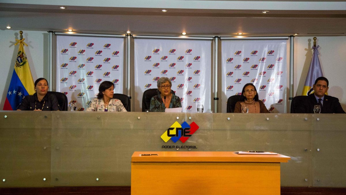 El jefe de campaña del chavismo y ministro de Comunicación, Jorge Rodríguez, confirmó que las elecciones presidenciales previstas para el 22 de abril fueron pospuestas para la “segunda quincena de mayo” tras la firma del acuerdo entre los seis candidatos oficiales.