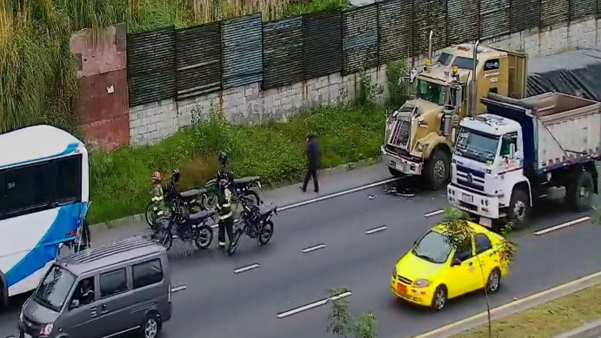 Según los indicios preliminares, aparentemente el vehículo de carga impactó por la parte trasera al automotor de transporte.