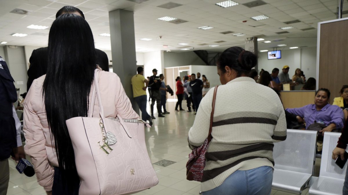 La joven que se sintió agredida (de espaldas) denunció el abuso en la Fiscalía.