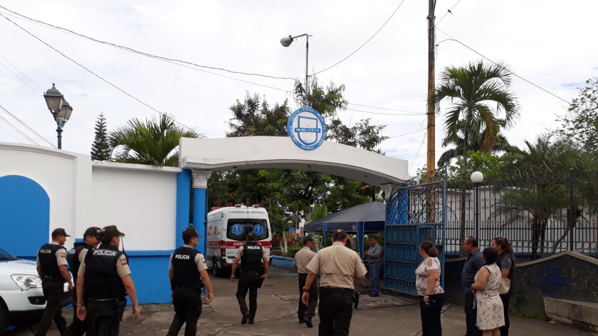 Una llamada de amenaza de bomba en el colegio 9 de Octubre, en Machala, se registró el miércoles 9 de mayo de 2018.