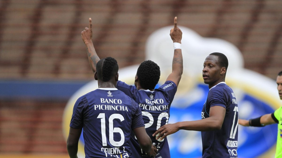 Jugadores de Universidad Católica celebra su gol.