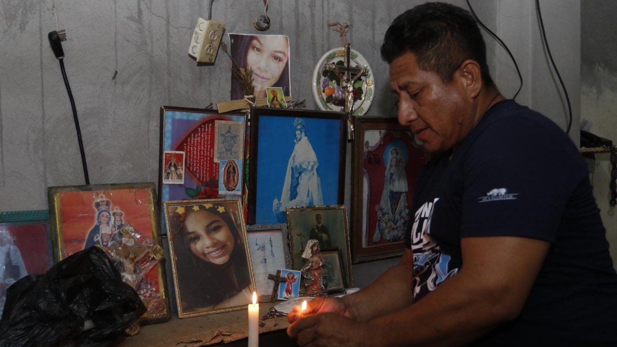 Medardo Lino enciende una vela todos los días en recuerdo a su única hija y, además, orando para que su sobrino no quede ciego.