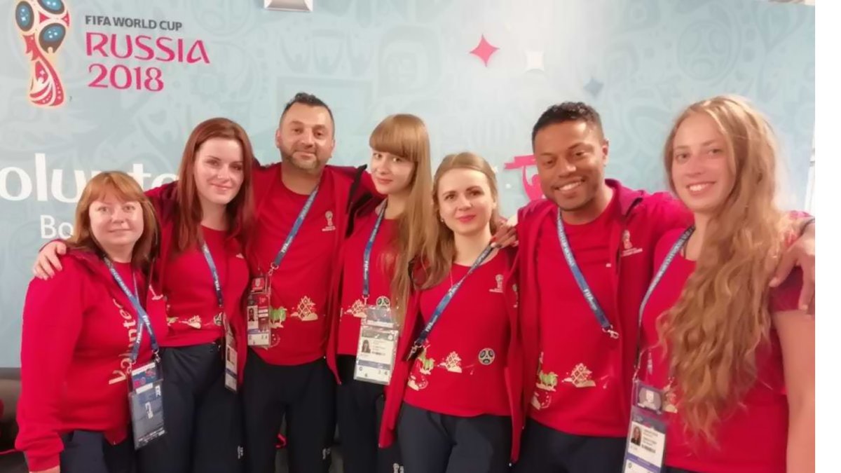 Arroyo (i) junto a sus compañeros, antes de ingresar al campo.