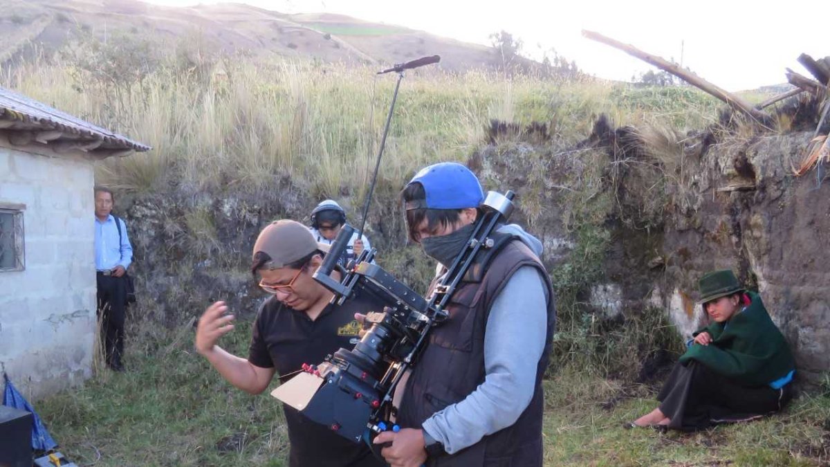 El filme narra la historia de un niño lustrabotas que debe afrontar el alcoholismo y migración de su padre.