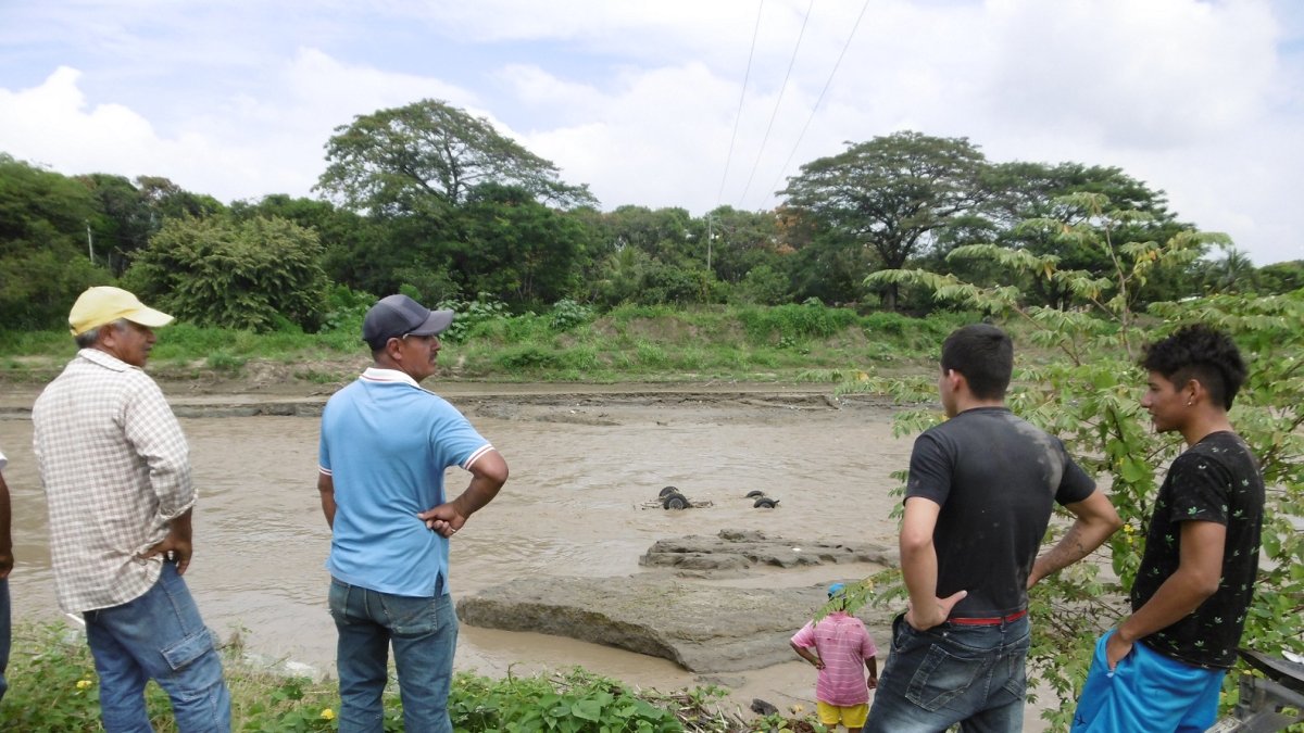 El fuerte afluente además de socavar la tierra, se llevó de poco a poco las bases del puente y arrastró a una camioneta que terminó en las aguas del río.