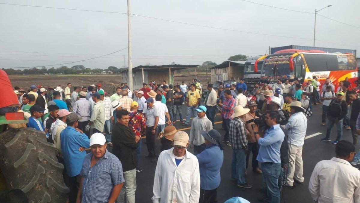 Agricultores exigen la designación de un nuevo ministro y rechazan el incremento del precio del arroz.