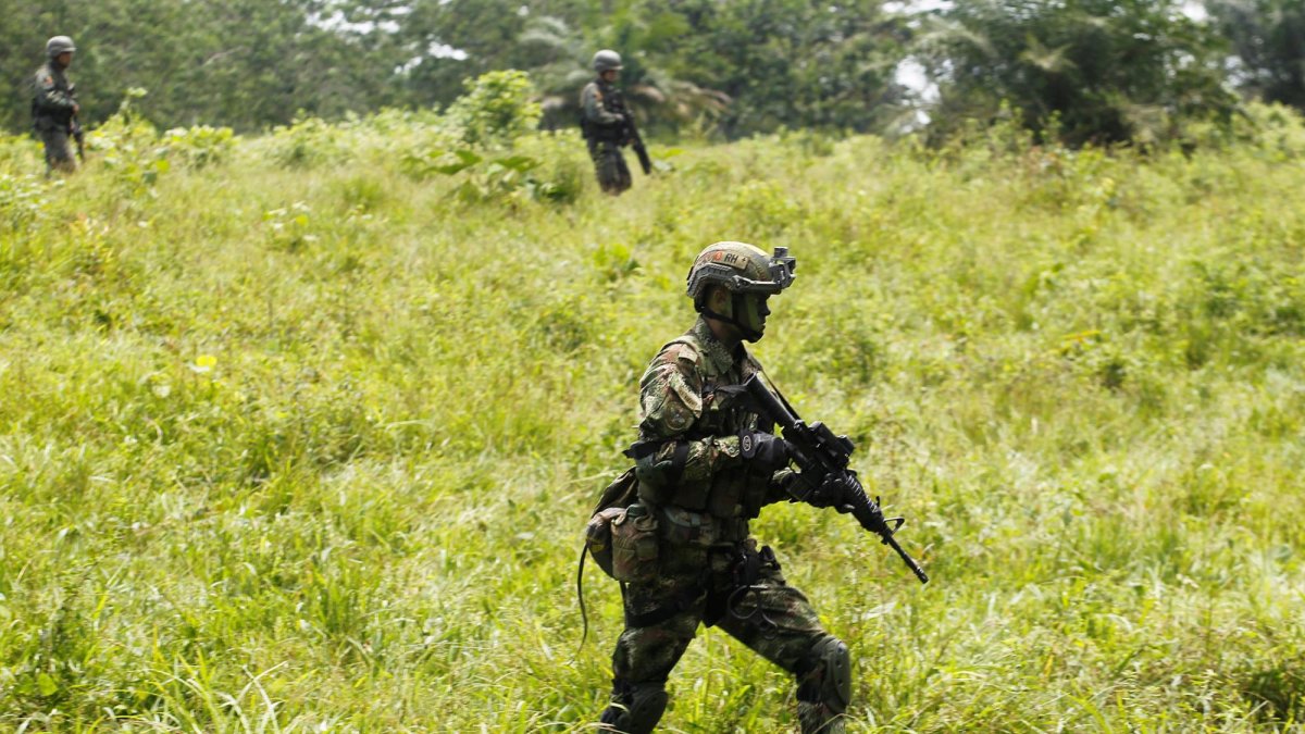 Imagen referencial. Militares colombianos y ecuatorianos resguardan la frontera.