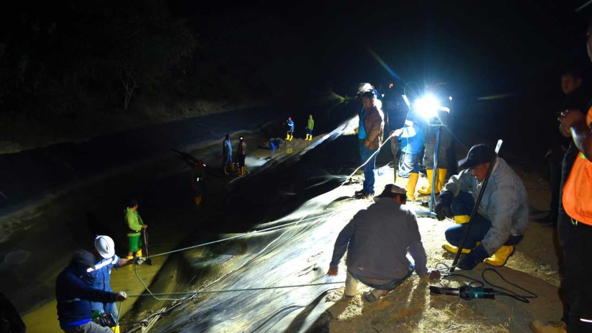 El mes pasado se efectuó un mantenimiento similar en donde se produjo un desprendimiento y hundimiento de la geomembrana que recubre el canal.