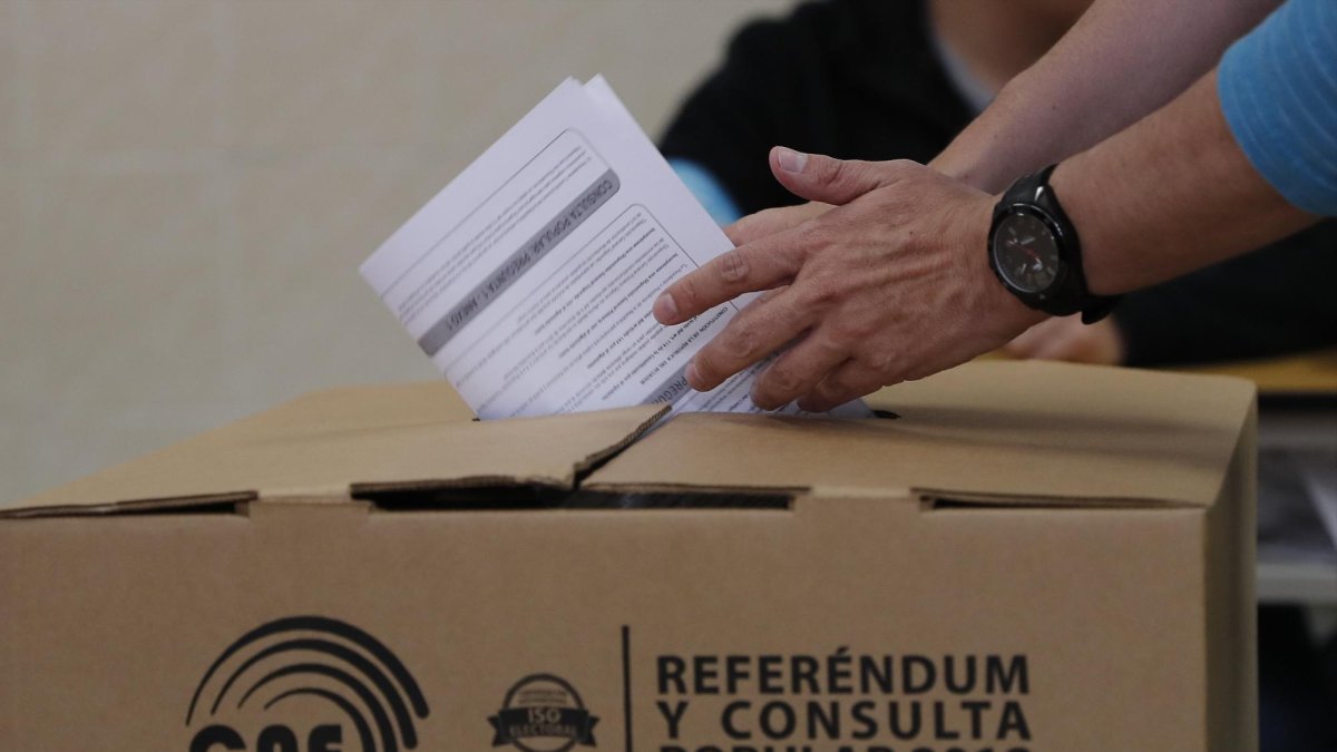 El recuento oficial del Consejo Nacional Electoral (CNE) de Ecuador da la victoria al Sí en las siete preguntas, con alrededor de un 98,4 % de los votos escrutados.