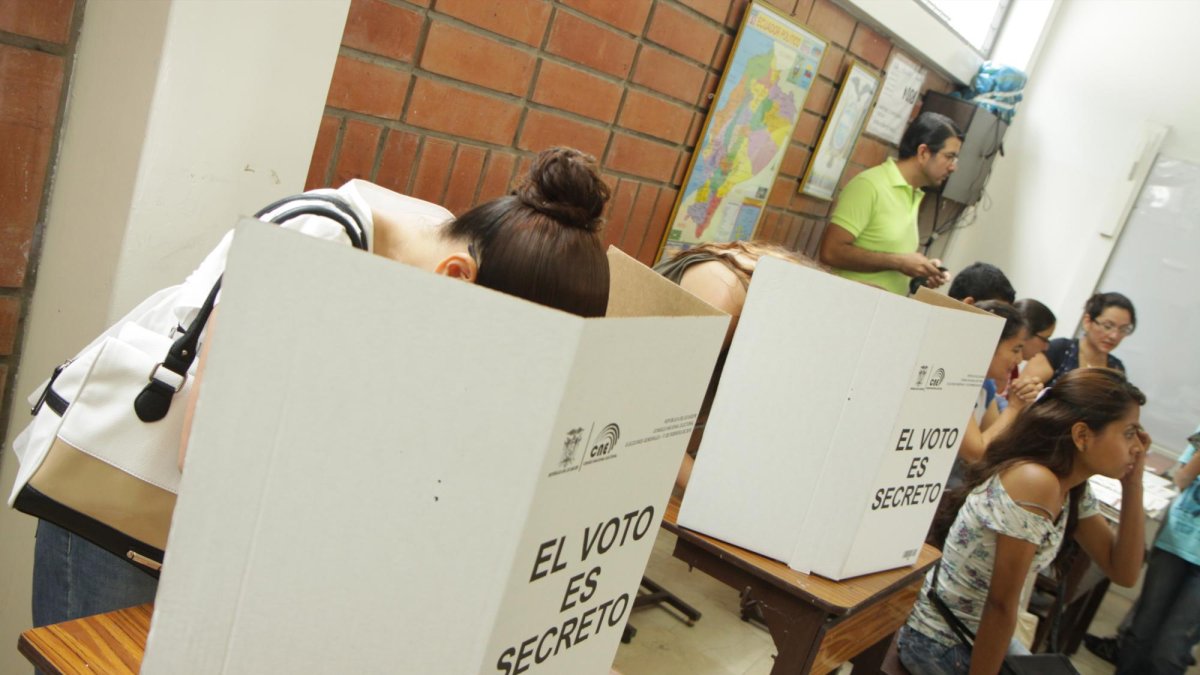 Los ecuatorianos depositan su papeleta en cada proceso electoral en urnas colocadas en mesas de composición exclusivamente femenina o masculina y filas separadas para hombres y mujeres.