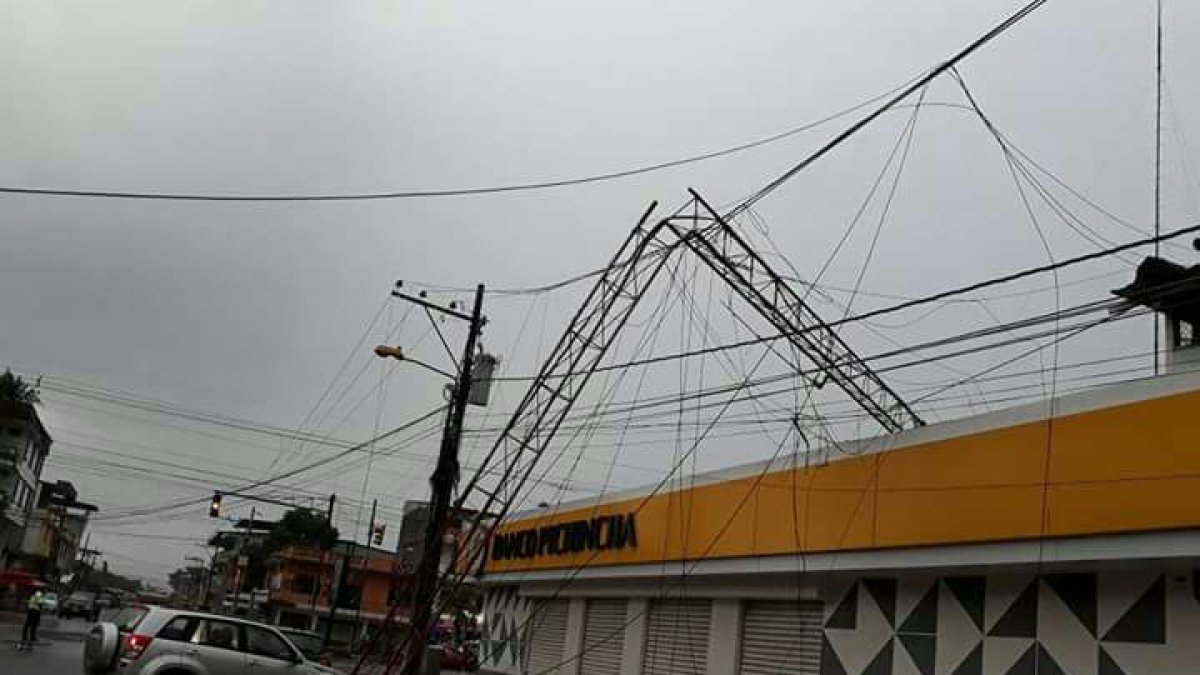 Postes eléctricos también se desprendieron por la fuerza.