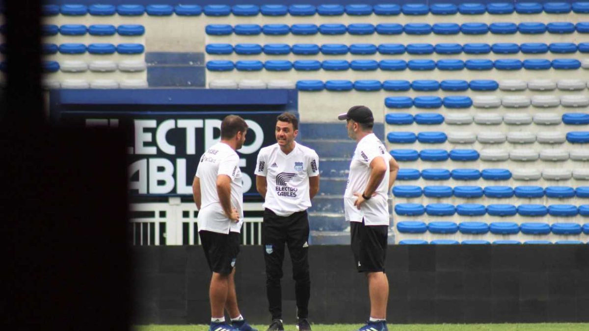 El nuevo DT midió a los titulares contra el equipo de reserva.