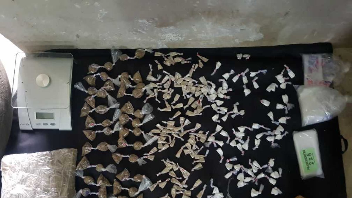 Tras el robo a un domicilio, personal policial allanó una casa en la que encontraron partes de motos de dudosa procedencia y droga.