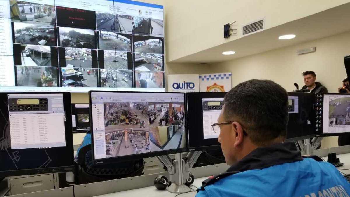 Según el Cabildo quiteño, este sistema vigila los espacios públicos para  la gestión y prevención de incidentes que atenten contra la seguridad e integridad de los ciudadanos que laboran o visitan espacios públicos en la ciudad.