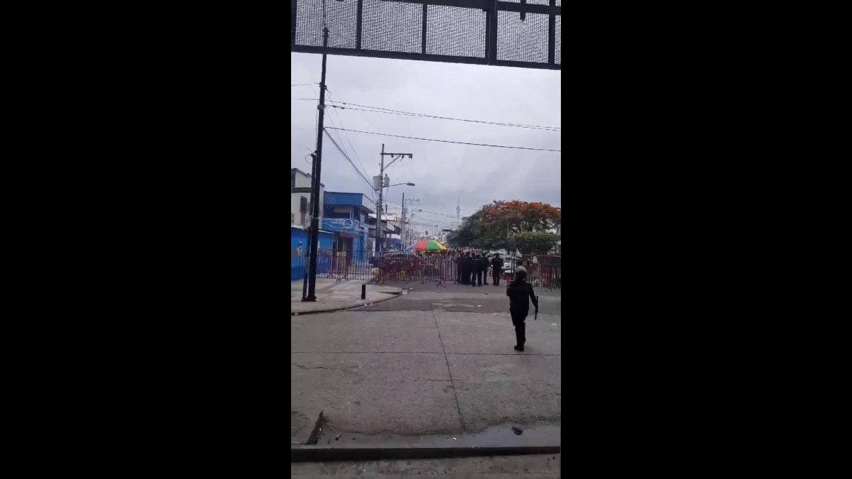 Los agentes policiales trataron de controlar los desmanes.