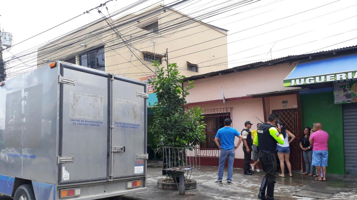 Personal forense realizó el levantamiento del cadáver.