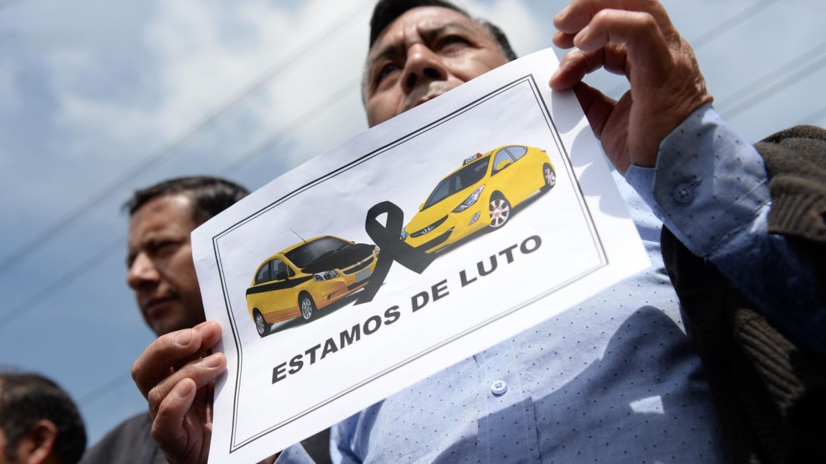 Protestas en Quito. Los taxistas capitalinos están de luto por el asesinato Manuel Alarcón y lo demostraron el martes 8 de mayo en las calles.