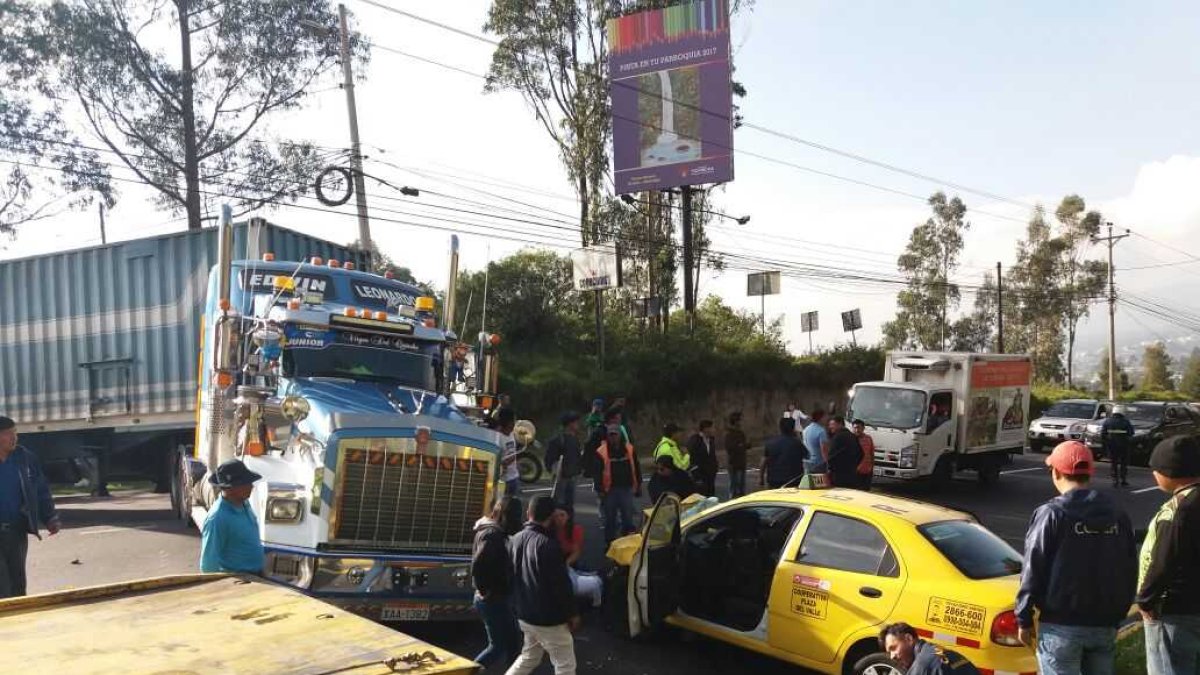 Los peritos de investigación llegaron al Puente 2, donde ocurrió el hecho, para recoger pistas.
