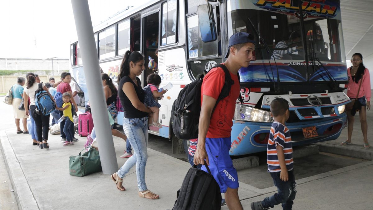 Llegada de turistas a la Terminal Terrestre.